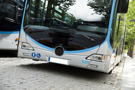 改装一辆公共汽车运输残疾人士图片