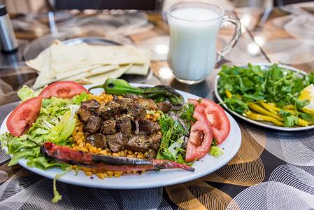 关闭详细的烧烤美味的肝脏土耳其羊肉串烤肉串服务在一个白色的盘子上, lavash, 香菜, 洋葱, 生菜, 西红柿, 烤辣椒, 