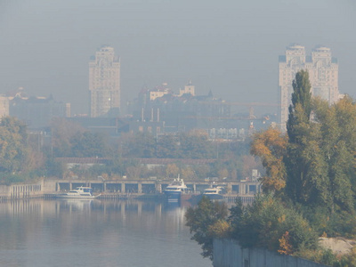 秋天的城市全景在雾霾河图片