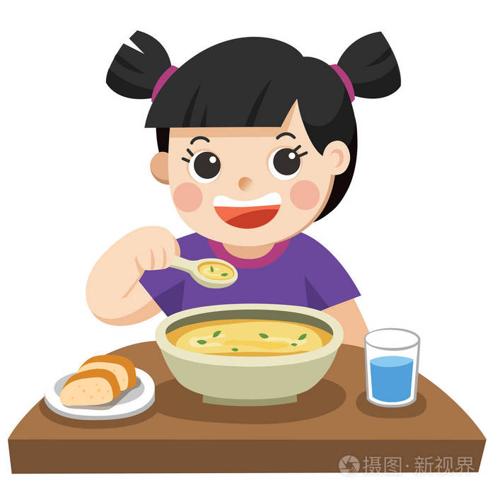 一个小女孩很高兴在盘子里用叉子吃意大利面亚洲女孩