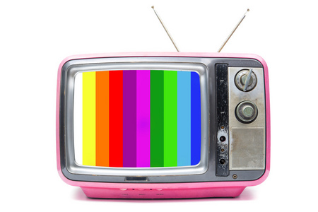 白色背景上的粉红色老式电视。