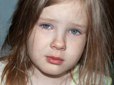 她很难过, 差点哭了.眼睛是湿的.孤独悲伤的抑郁儿童特写镜头照片