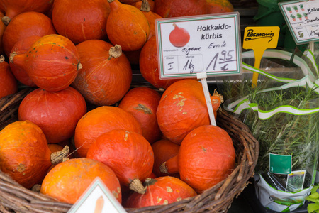 像南瓜一样的蔬菜在食品市场上10月在德国南部的农村在小农村城市