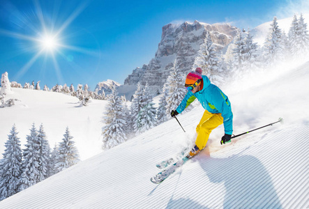 在阳光灿烂的日子在高山滑雪下坡滑雪