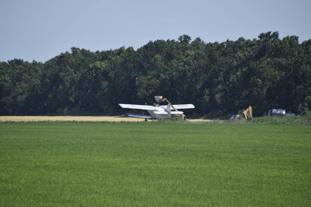 飞机农业航空安2。在飞机的田间喷洒化肥和杀虫剂。再充肥 an2