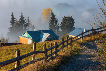 在喀尔巴阡山山坡上的晨雾 Yablunytsia 村, 伊Frankivsk 州, 乌克兰。秋季田园风光