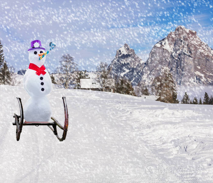 圣诞快乐一个有趣的聚会雪人在雪天的雪橇上沿着滑雪山坡雪橇