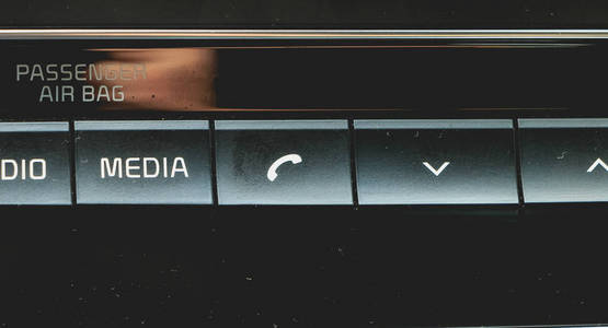 现代汽车的媒体和导航控制按钮。汽车内饰细节