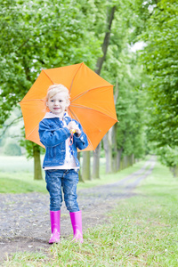 伞在春天巷子里的小女孩