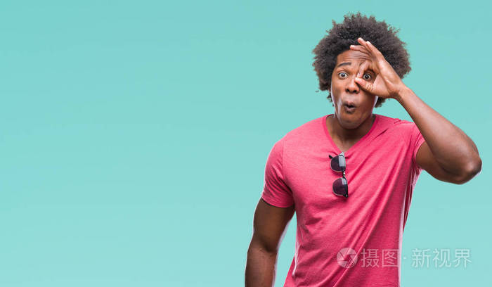 美国黑人在孤立的背景下做 ok 手势震惊与惊讶的脸, 眼睛看通过手指.