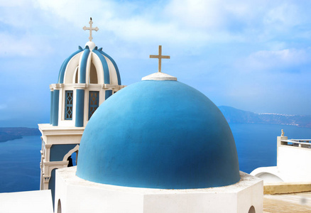 桑尼希腊桑托尔尼美丽的蓝色教堂圆顶, 菲拉镇, 特拉, 蓝天, 蓝色爱琴