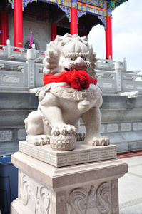 中国狮子石雕塑在中国寺庙中图片
