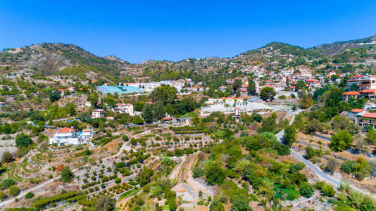 塞浦路斯利马索尔山区特罗多斯 Agros 村定居点鸟瞰图。从上面的瓷砖屋顶教堂乡村和乡村景观看传统民居的鸟瞰