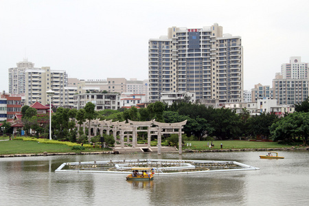 湖和建筑物