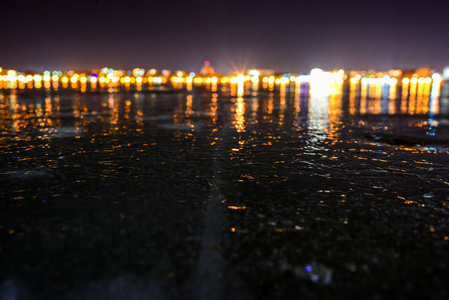 夜城背景下的冰冻湖泊图片