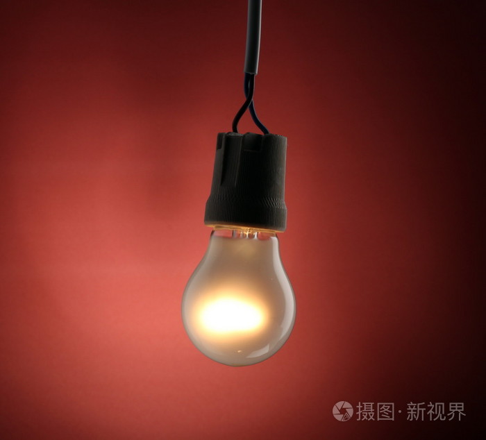 红色背景上亮起的灯泡