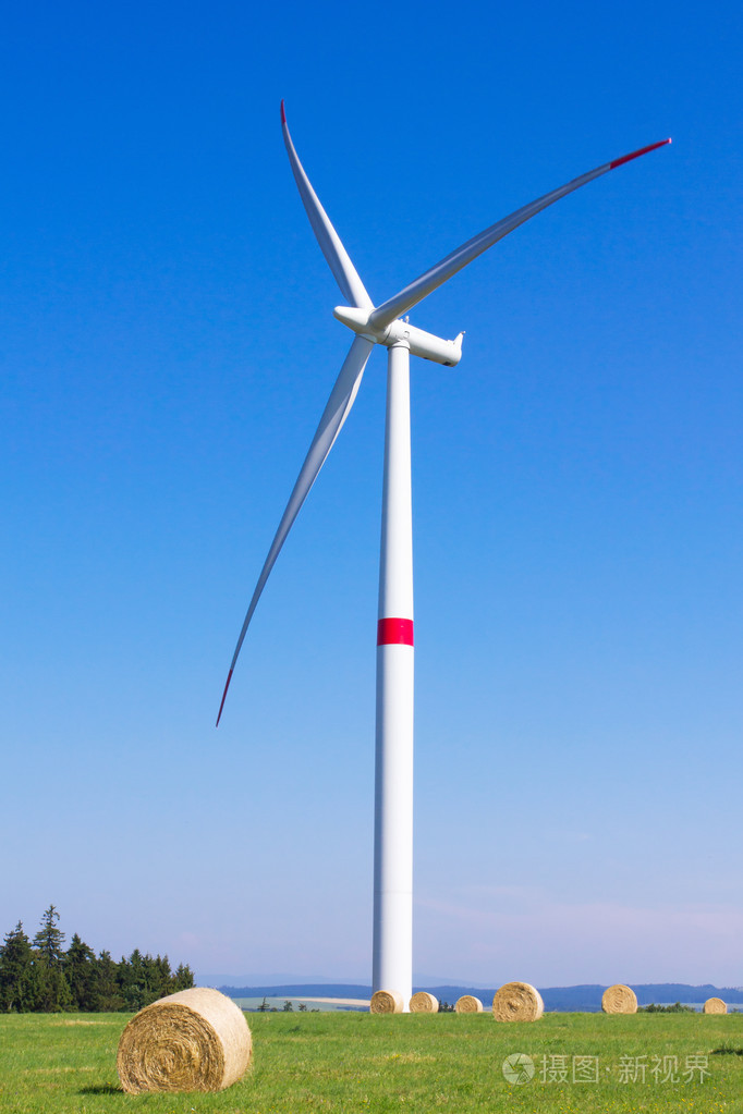 在一个绿色领域的风力涡轮机