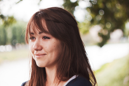 伤心的哭泣宝贝女孩的肖像哭泣的女孩哭泣的小女孩在浪花中哭泣的小