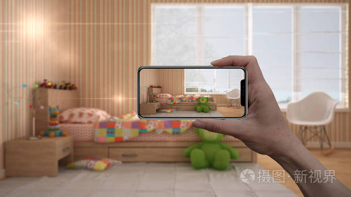 手持智能手机 Ar 应用程序 模拟家具和室内设计产品在真正的家 建筑师设计师的概念 模糊的背景 儿童卧室与单人床照片 正版商用图片0abrg3 摄图新视界