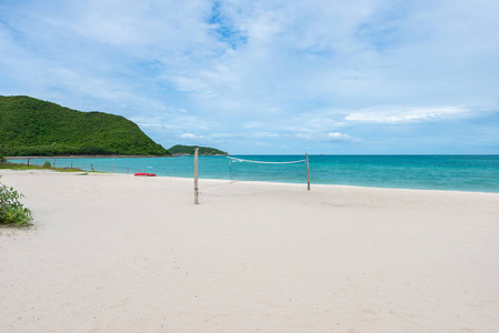 在海滩上的排球网与白色沙滩与蓝色海在 Koh Samaesarn。曼谷, 春武里, 泰国