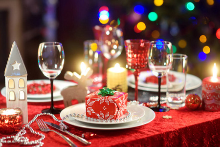 美丽的餐桌设置圣诞派对或新年庆祝在家里