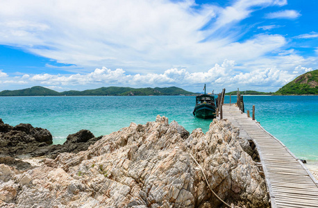 木走道, 岩石海岸和白色沙滩与蓝色海在 Kohkham。曼谷, 春武里, 泰国