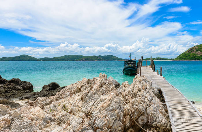木走道, 岩石海岸和白色沙滩与蓝色海在 kohkham.曼谷, 春武里, 泰国