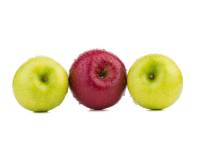 堆的新鲜水果一堆红色,黄色和绿色的苹果, 在白色背景下被隔离.