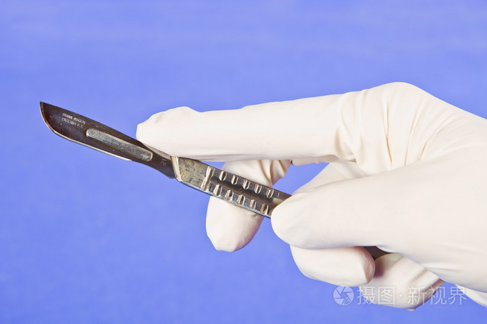 与金属手术刀的外科手术手套