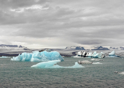 夏季极端融化的蔚蓝冰山, 漂浮在欧洲南部的 vatnajokull 国家公园 jokulsarlon 泻湖水域