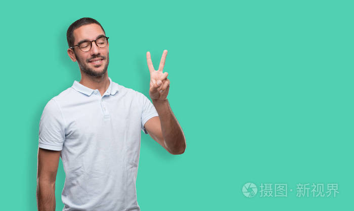 快乐的年轻人做了一个第二的手势