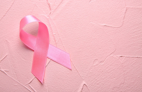 在彩色背景上的粉红丝带。乳房癌概念