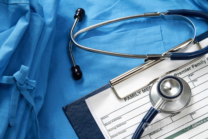 窗体上的医生的听诊器