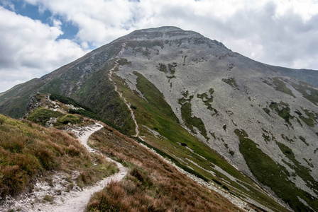 西 Tatras 山 Rohace 山群的 Voloec 峰在斯洛伐克波兰边界从徒步旅行的足迹 Derava 山顶在西部 Ta