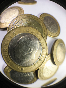 土耳其里拉的硬币躺在白色背景
