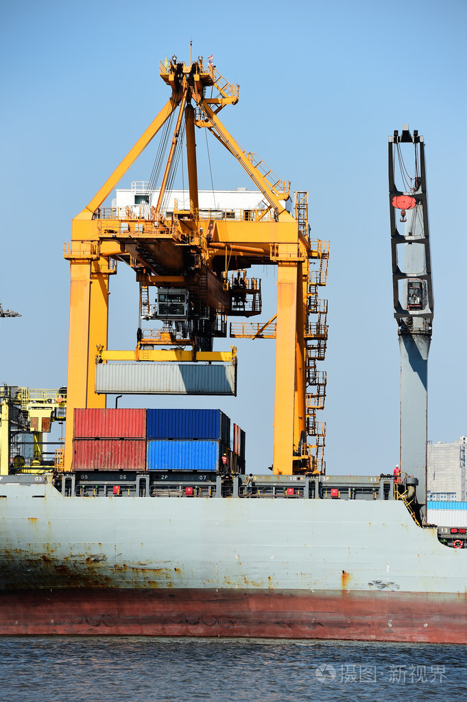 集装箱货物货运船与蓝蓝的天空
