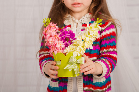 与春天的花朵的小女孩的手图片