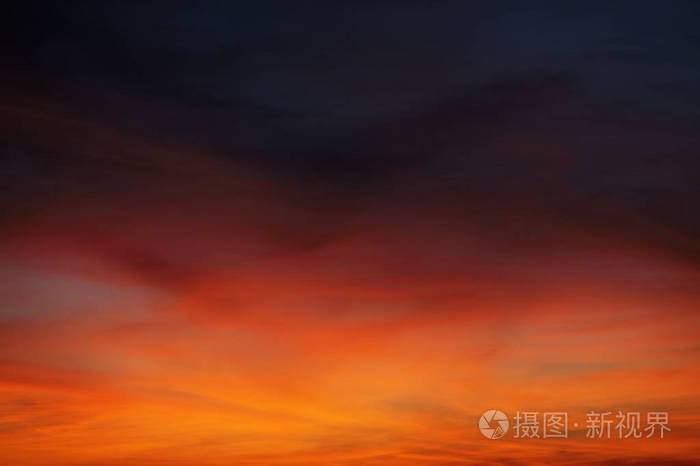 火热的背景燃烧的天空。美丽多彩的背景