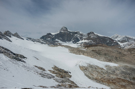 Seewjinengletscher 冰川在蒙特罗莎地块的景观。Schwarzberghorn 安装在后台。瑞士