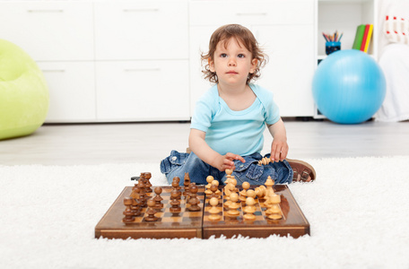 棋盘蹒跚学步的小男孩