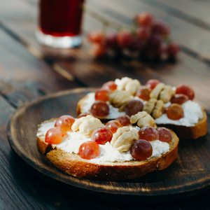 美味的自制小吃 crostini 葡萄, 核桃和 ricot