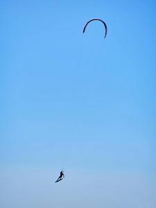 一个年轻人在背光源练习 Kitesurf