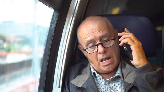 老年秃头男子谈手机内移动列车模型发布