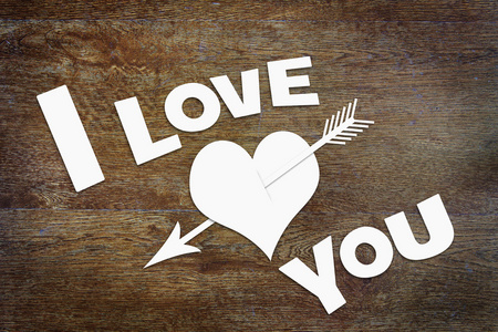 我爱你和纸心的箭刺穿了文本照片
