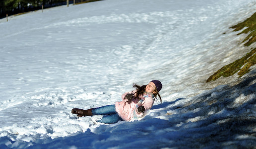 可爱的少女，在洁白的雪地玩
