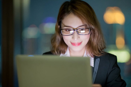 女实业家戴眼镜, 晚上用笔记本电脑工作