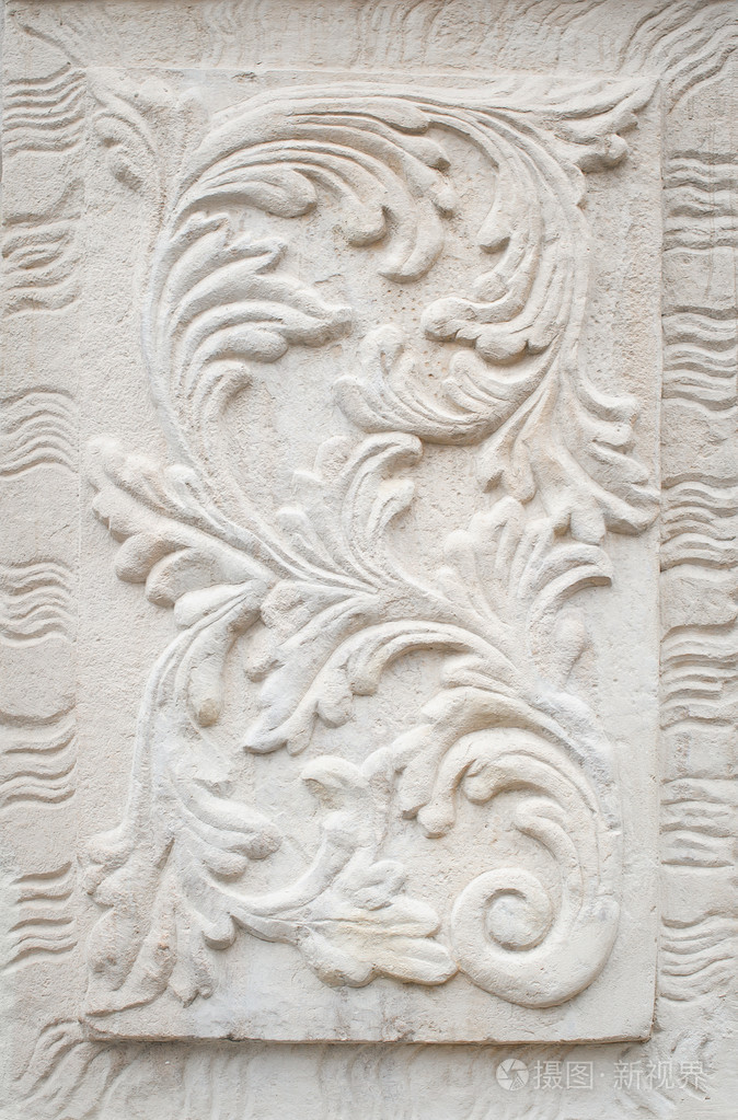 在墙上浅浮雕的白色石膏