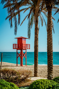 在沙滩上的救生塔。娱乐，马拉加。西班牙