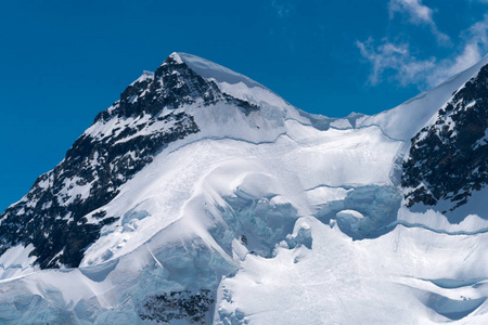 位于瑞士伯尔尼阿尔卑斯山4000米山峰的阿莱奇冰川壮观景色