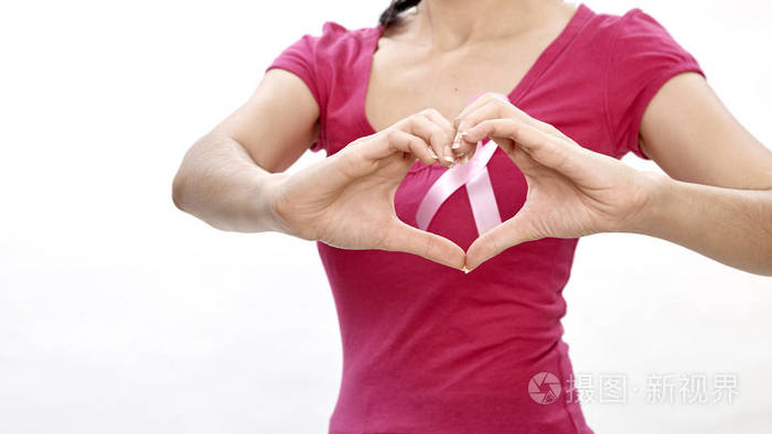 女人粉红色的癌症丝带在胸部.医疗,医学和乳腺癌意识的概念.